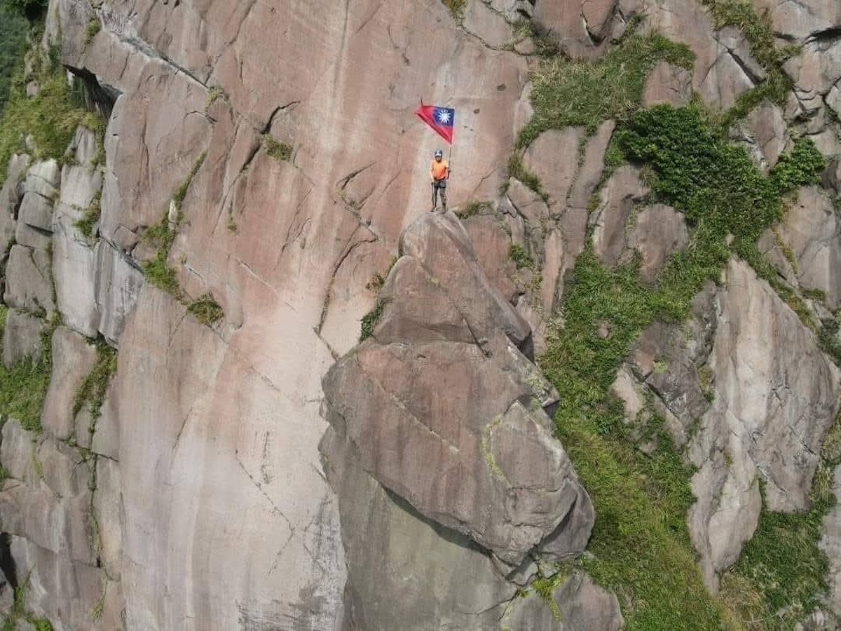 湧哥在東北角山域登山，展現登山領路人的風采