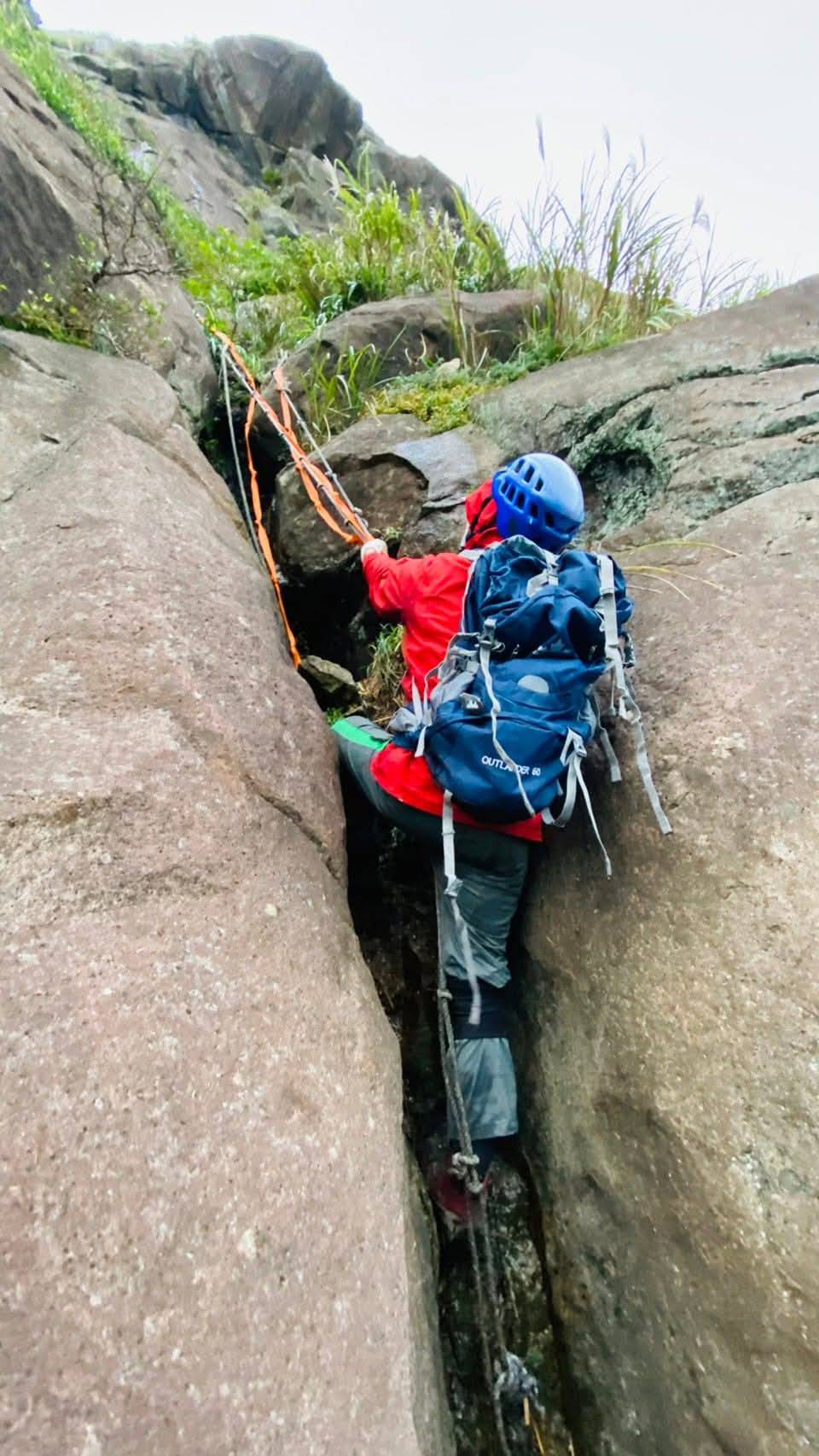 湧哥在劍龍稜挑戰性路線，展現登山專業與勇氣